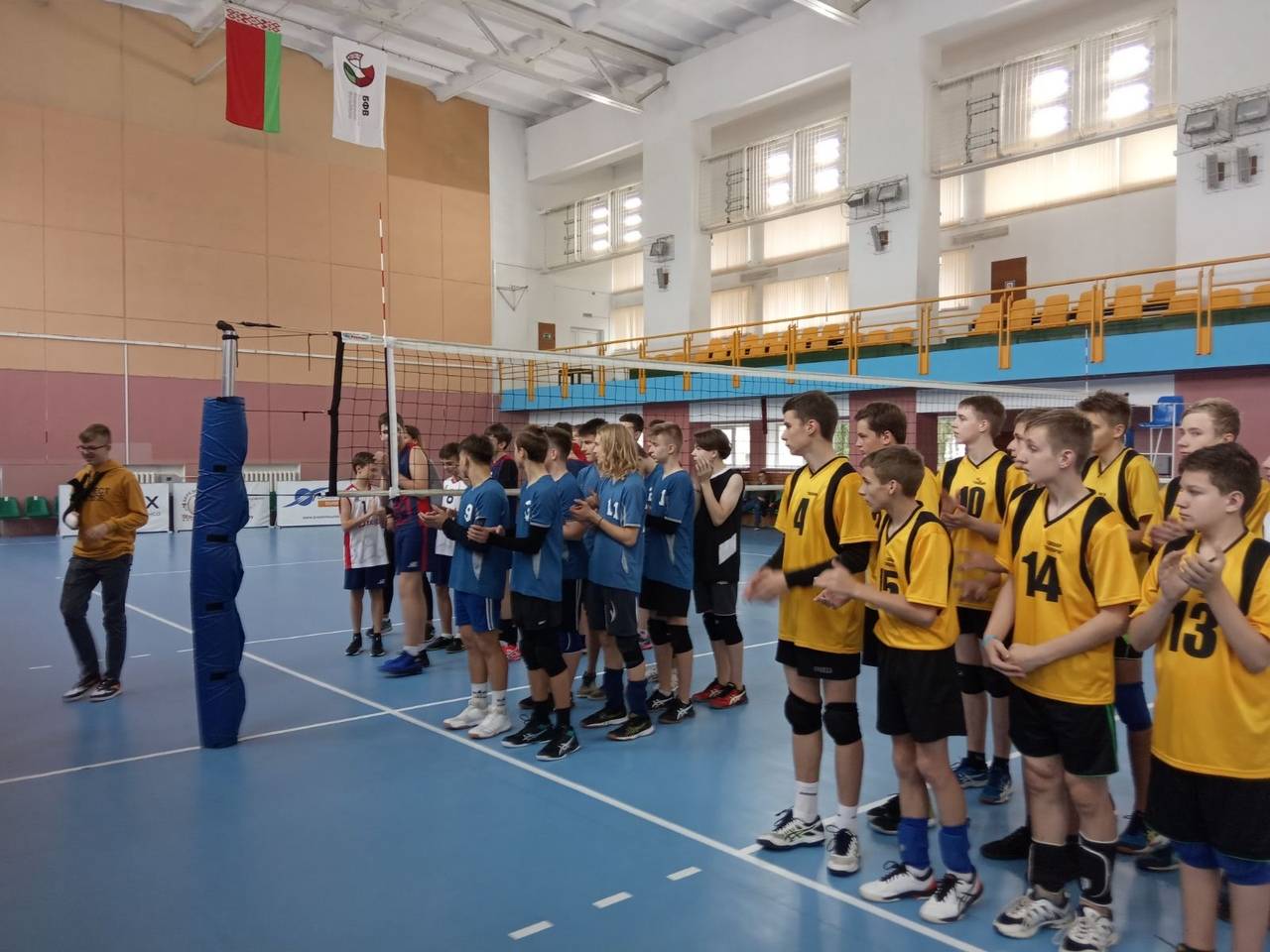 Команда из Ганцевичей в жёлтой форме