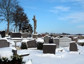 Почему надгробный памятник лучше заказывать зимой