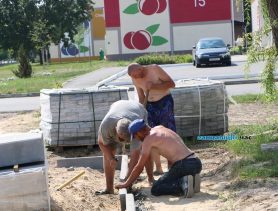 Прадпрымальнік Махцей кладзе плітку на міні-рынку ў Ганцавічах