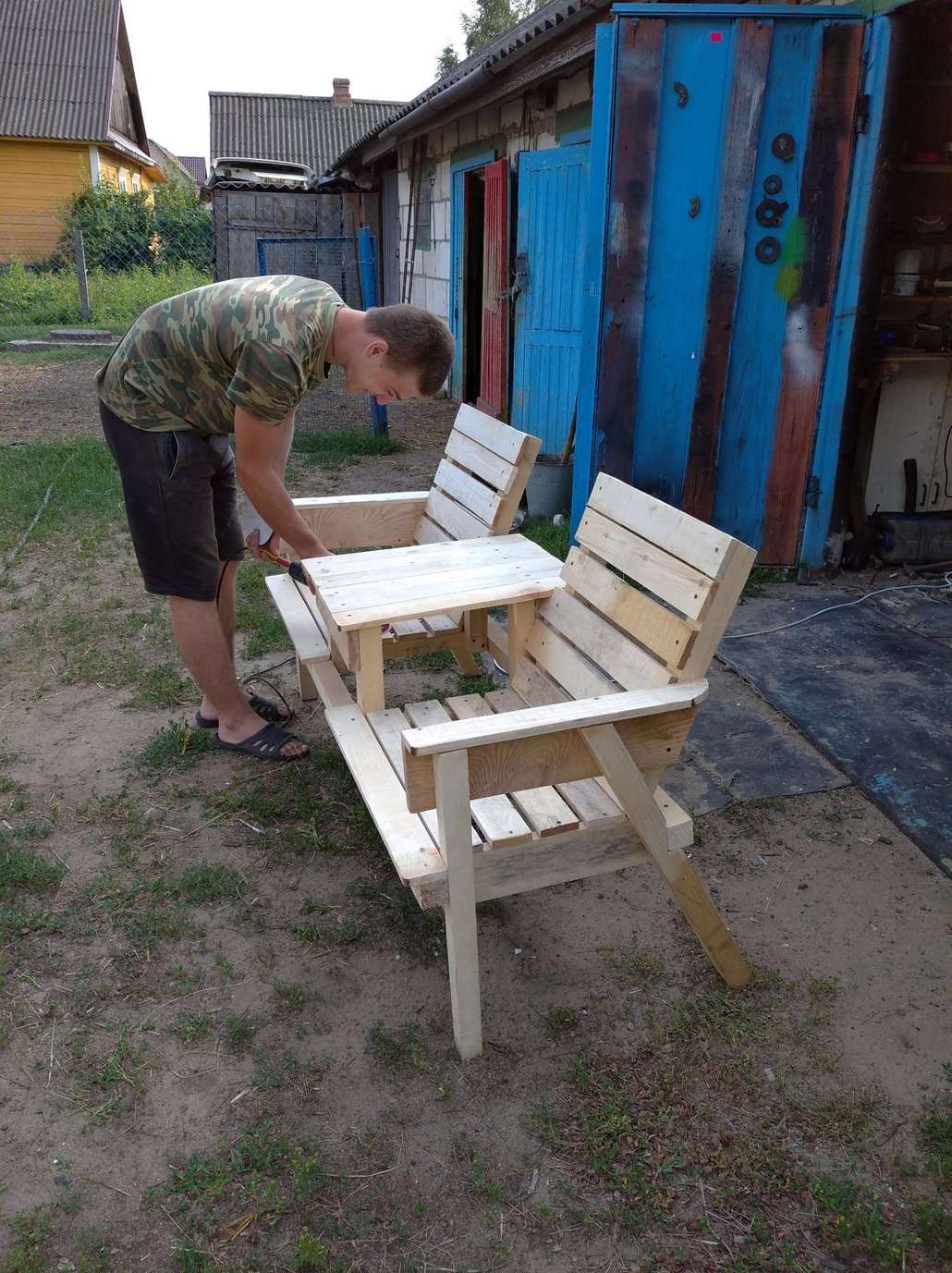 За два вечера парень смастерил удобную скамейку со столиком