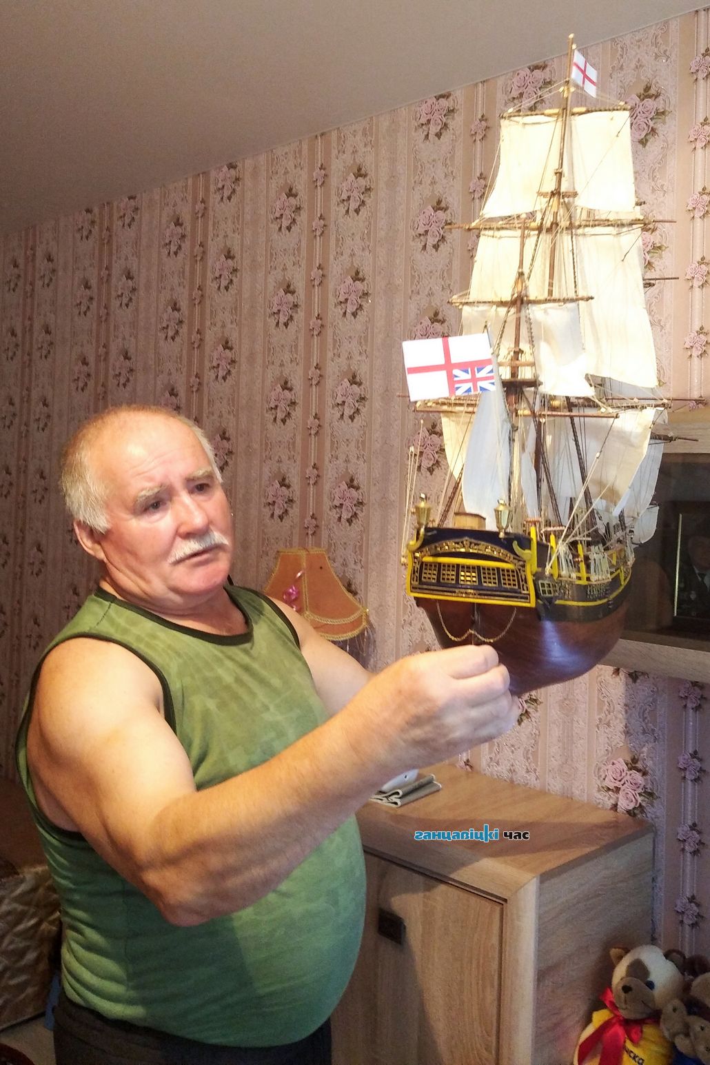 Военный лётчик с детства мастерит миниатюрные копии самолётов, кораблей и храмов