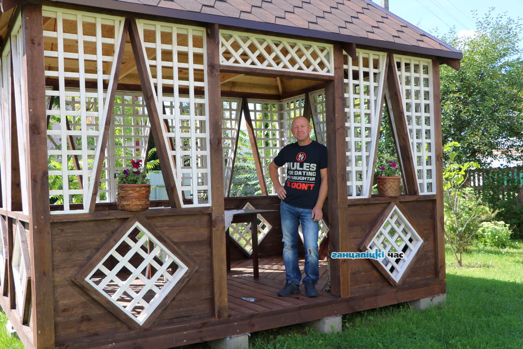 Ганцевчанин смастерил беседку менее чем за месяц