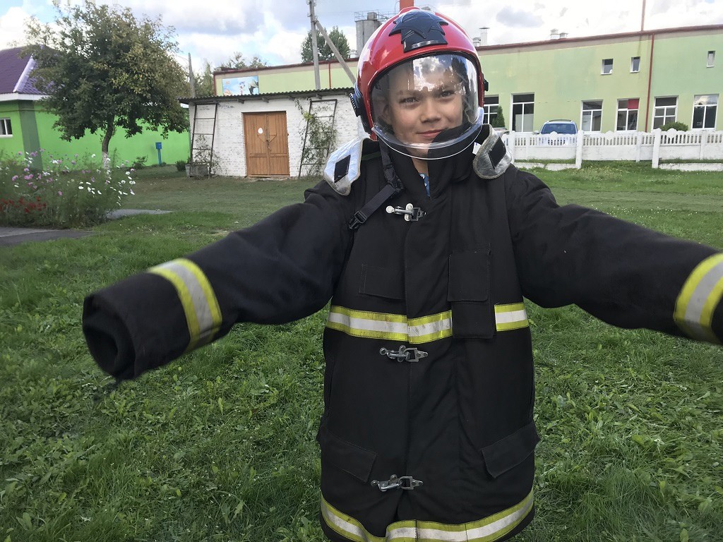 В Ганцевичах во время мероприятия дети примерили форму спасателей.