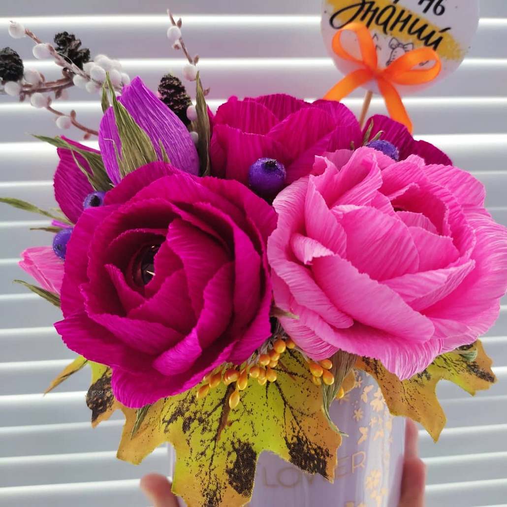 Ганцевчанка создаёт изящные букеты из бумаги, сладкие композиции и необычные открытки