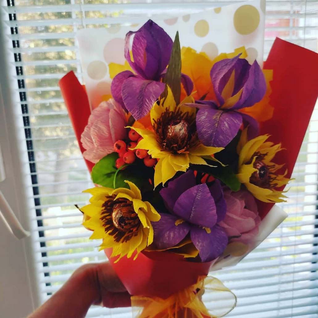 Ганцевчанка создаёт изящные букеты из бумаги, сладкие композиции и необычные открытки