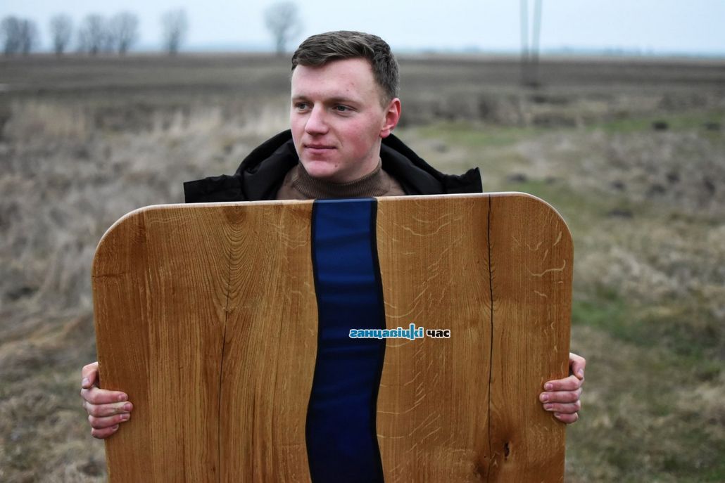 Ганцевчанин из дерева и смолы мастерит бижутерию и столы