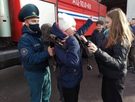 В Ганцевичах снаряжение спасателей примерили даже девочки