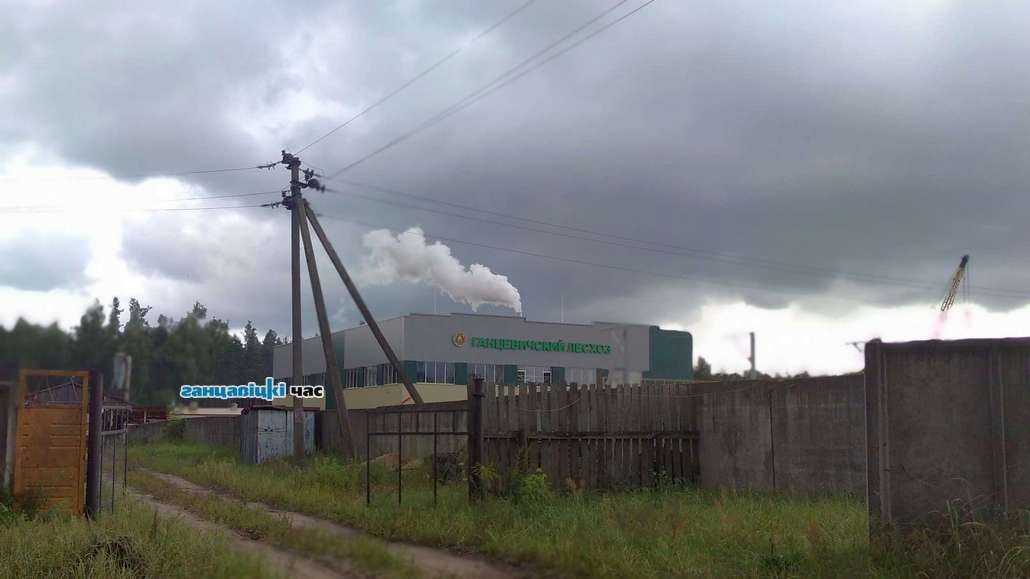 Пеллетный завод в Ганцевичах запустили 30 июня 2021 года и горожане начали жаловаться на монотонный гул и дым.