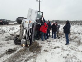 В Берёзовском районе перевернулся внедорожник россиян