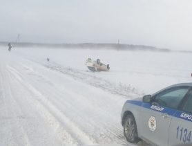 В Берёзовском районе перевернулась машина такси