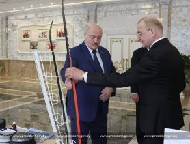 Александру Лукашенко показали новые лыжи, сделанные в Телеханах