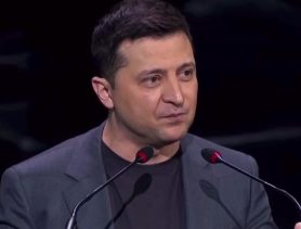 Зеленский обещает пенсионерам смартфоны за прививку