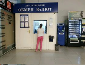 У доллара новый рекорд, а евро по 3,5 рубля: итоги торгов на бирже