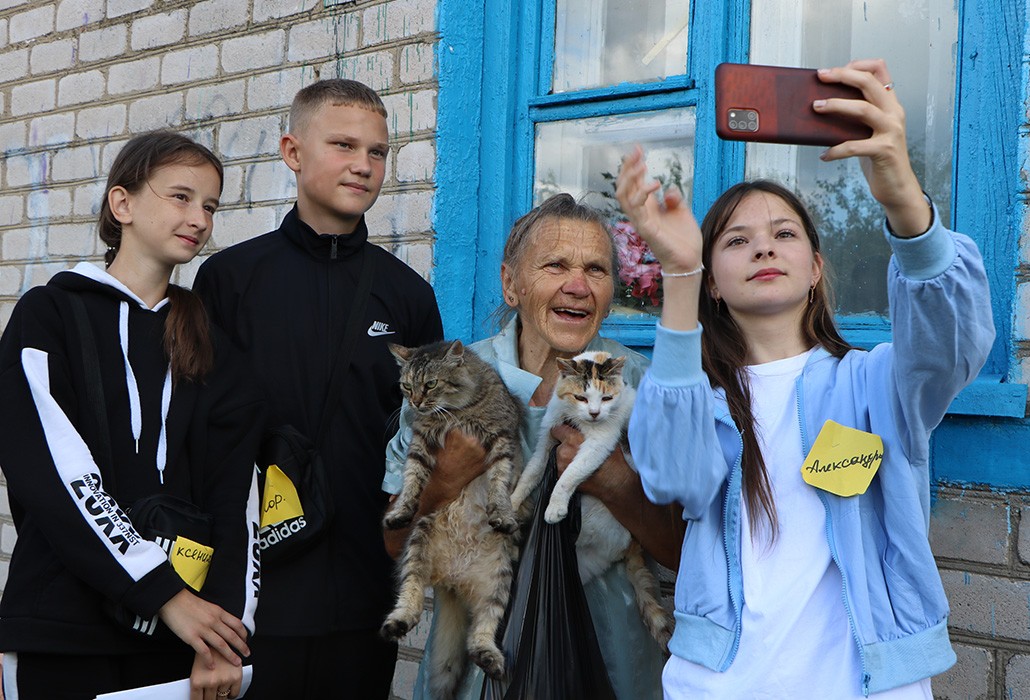 Во время акции добра школьники доставили одиноким пенсионерам пакеты с продуктами и сфотографировались на память.  