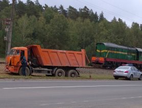 Камаз попал под локомотив в Берёзовском районе