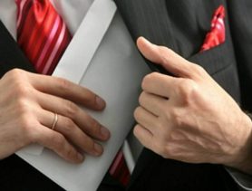 Снабженца из Бреста осудили на полтора года за многочисленные взятки