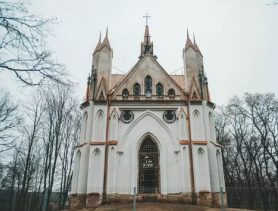 У капліцы-пахавальні роду Ажэшкі на Берасцейшчыне пачалі аднаўляць ляпніну