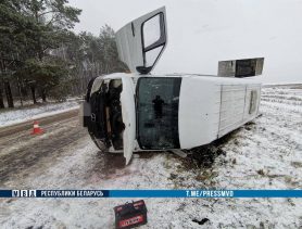На дороге в Брестской области опрокинулся бус: пять человек попали в больницу