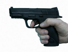 Дебошир в Барановичах размахивал муляжом пистолета, угрожая жене убийством