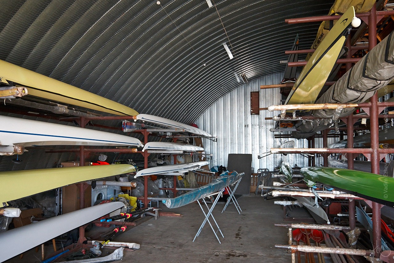 На гребной базе в Белоозерске сгорели почти четыре десятка лодок