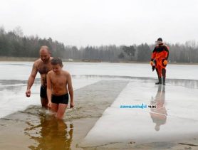 На Крещение в Ганцевичах окунались взрослые и дети