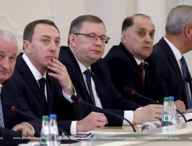 Лукашенко возмутился и в тот же день зарплаты руководителей крупных частных компаний опубликовали