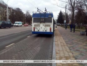 Мужчина упал под троллейбус в Бресте, а в Малоритском районе машина врезалась в дерево