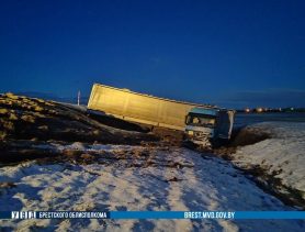 Фура съехала в кювет на автомобильной трассе М1 в Брестской области