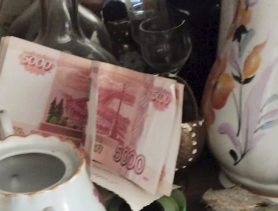 Пенсионерка похитила сумку с российскими рублями у магазина в Брестской области