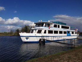 По белорусскому Полесью снова будет плавать круизный теплоход. А что с ценами?