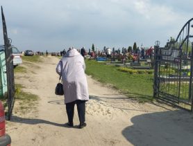 На Радуницу люди идут на кладбища поминать предков