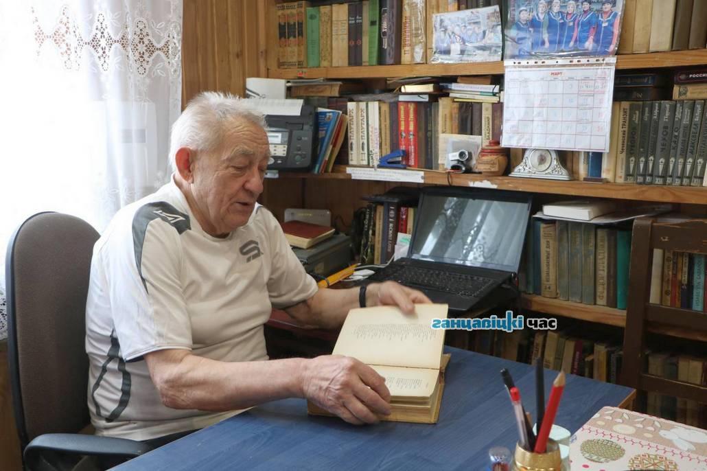 У Владимира Кондратюка - тысячи книг: классическая литература, духовная, научная, серии энциклопедий. Есть самодельные книги, в которых он собрал интересные иллюстрации и и переписал стихи Омара Хайяма