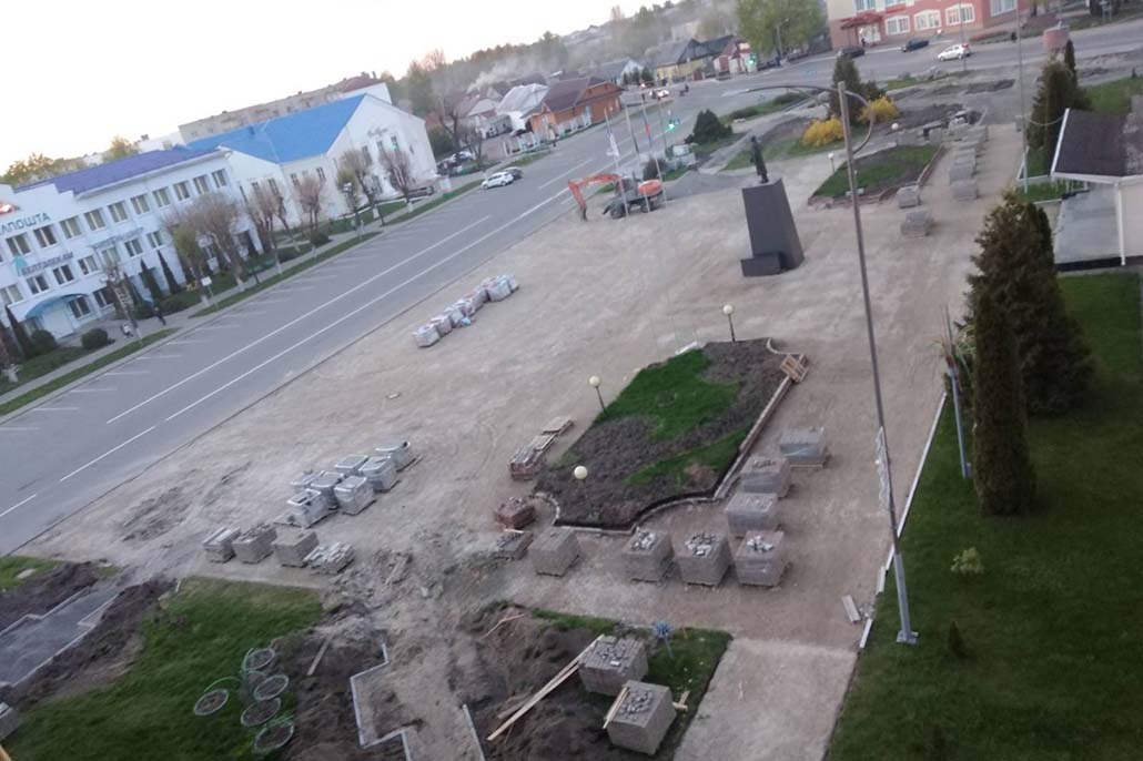 На площади меняют плитку