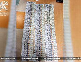 Молодой человек раздавал на границе в Бресте валюту: зачем он это делал?