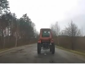 Бесправник с 2,5 промилле алкоголя удирал на тракторе от инспекторов ГАИ