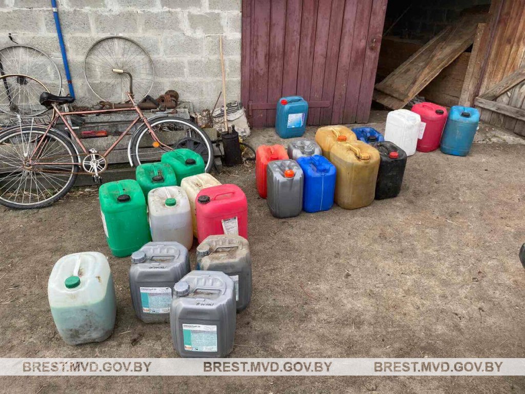 Сотни литров окрашенной солярки нашли в сарае у тракториста в Брестской области