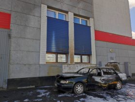 Охваченный огнем автомобиль повредил ледовый дворец в Пружанах