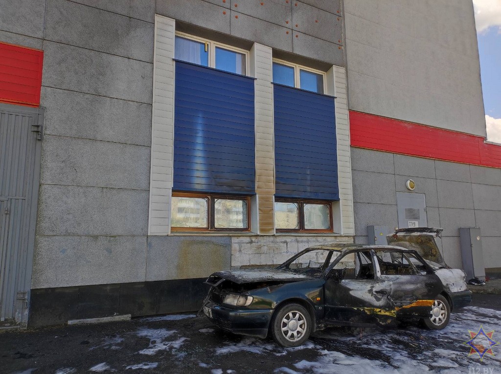 Охваченный огнем автомобиль повредил ледовый дворец в Пружанах. 26 июня 2023 года 