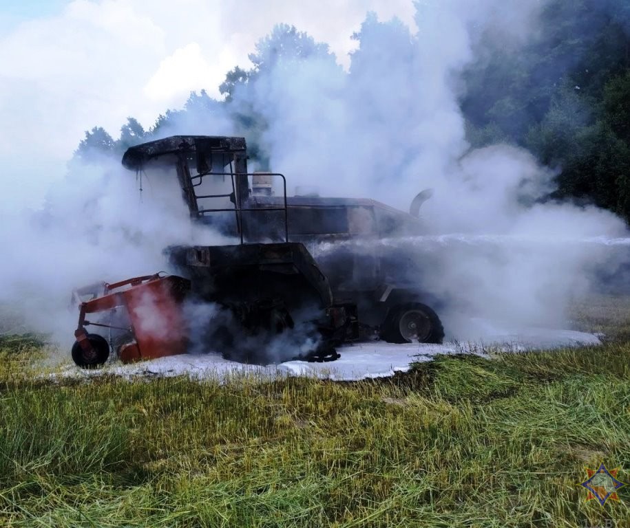 Комбайн уничтожен огнем в поле в Брестской области 