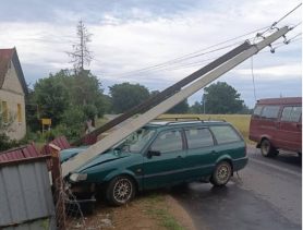 Сильно пьяный бесправник врезался в столб и забор в Березовском районе