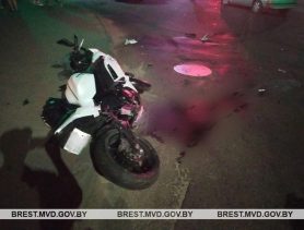 Мотоциклист врезался в легковой автомобиль в центре Кобрина