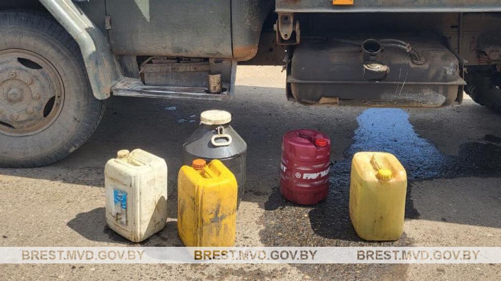 Кому – соляра, кому - комбикорм. Что «тащат» в селах Брестской области? 