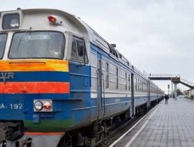 На железнодорожном переезде погрузчик врезался в дизель-поезд