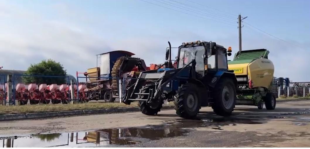 А вам слабо? Тракторист из Брестского района слил 1800 литров солярки