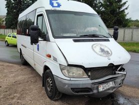 Маршрутное такси и легковой автомобиль стукнулись в Бресте