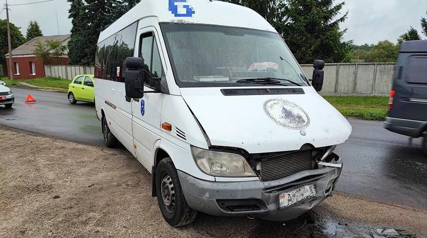 Маршрутное такси и легковой автомобиль стукнулись в Бресте. 31 августа 2023 года