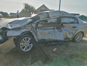 После столкновения грузовика и легкового автомобиля пришлось вызывать спасателей