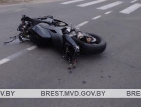 Мотоциклист-бесправник врезался в автобус в Белоозерске