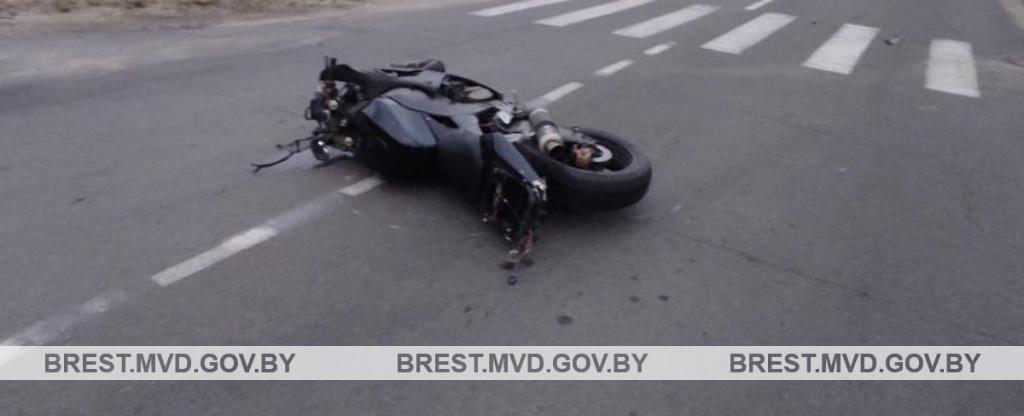 Мотоциклист-бесправник врезался в автобус в Белоозерске. 25 августа 2023 года