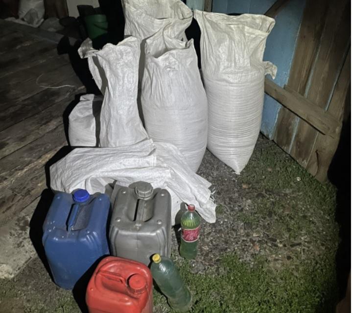 Не только ворованная солярка: что нашли в сарае у тракториста в Пинском районе?